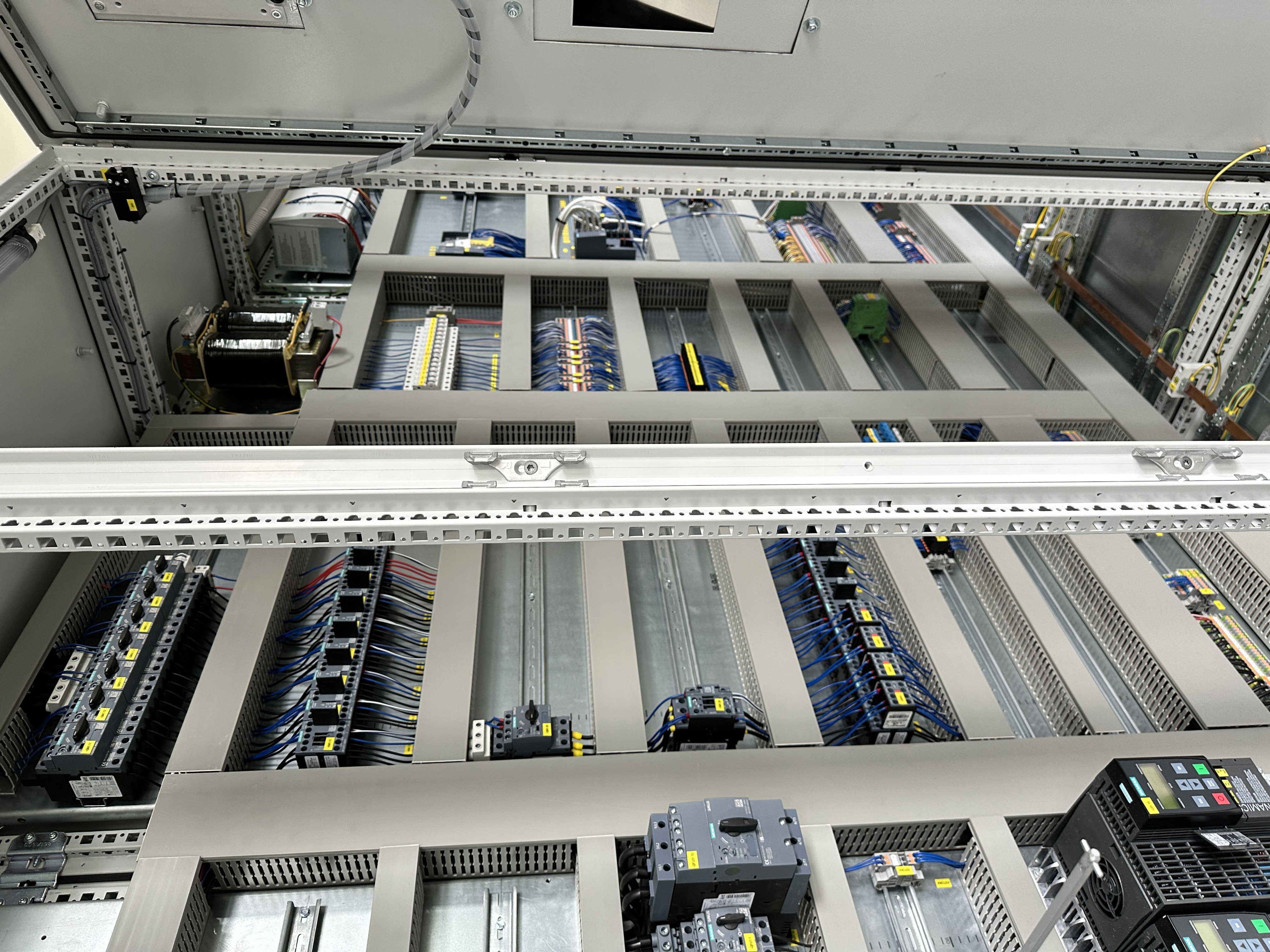 Elektromontage an einer Industrieanlage