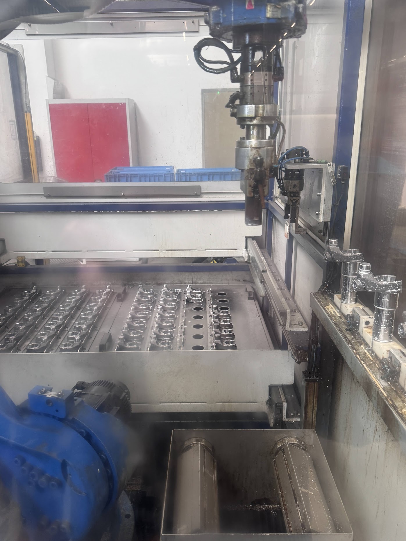 Industrieroboterzelle mit Teilehandling
